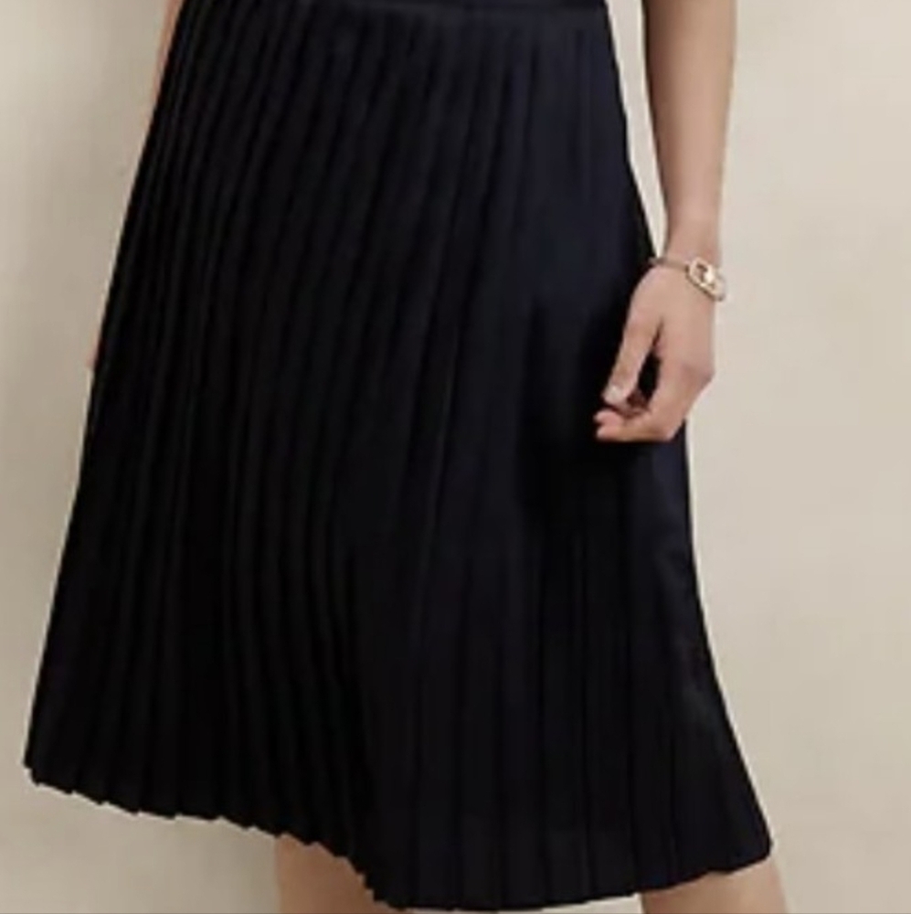 Banana Republic Dark Navy Midi Pleated Skirt NWT